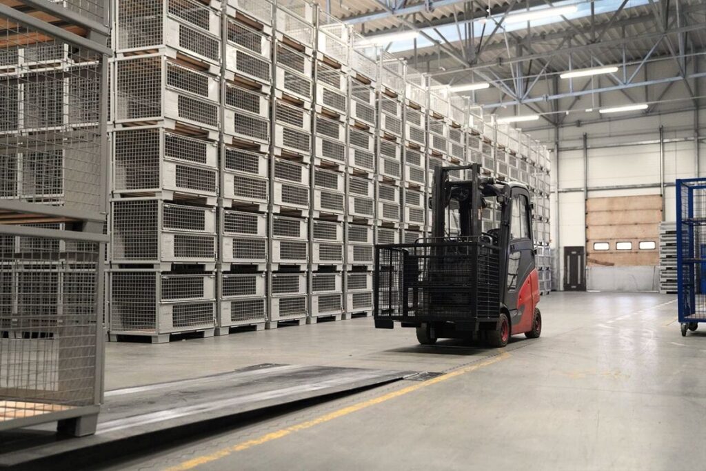 zdjęcie a magazynu DAJANO, transportowanie pojemników siatkowych