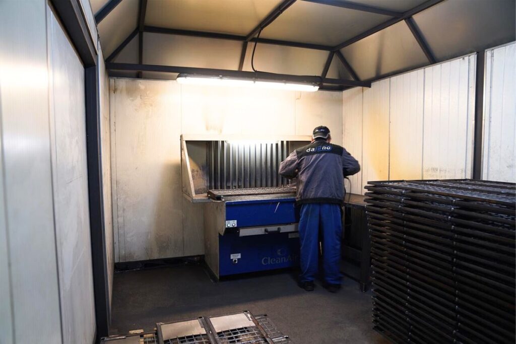 praca podczas produkcji gitterboxów na zamówienie