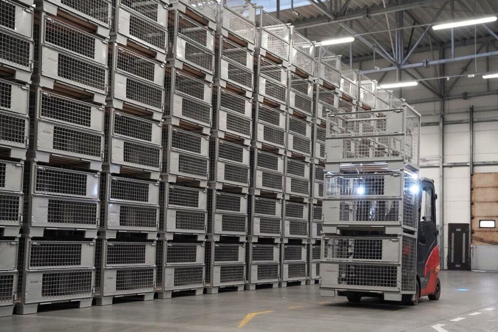 Transport pojemników siatkowych na magazynie DAJANO