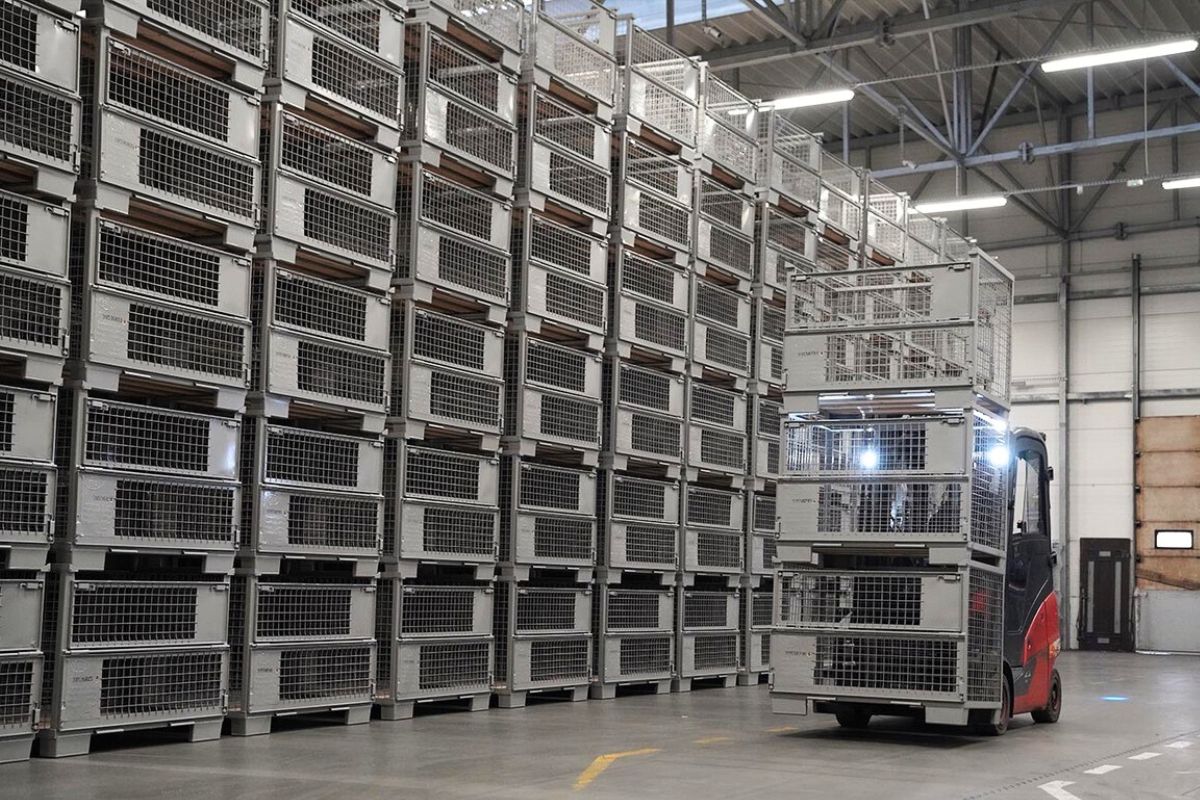 Transport pojemników siatkowych na magazynie DAJANO