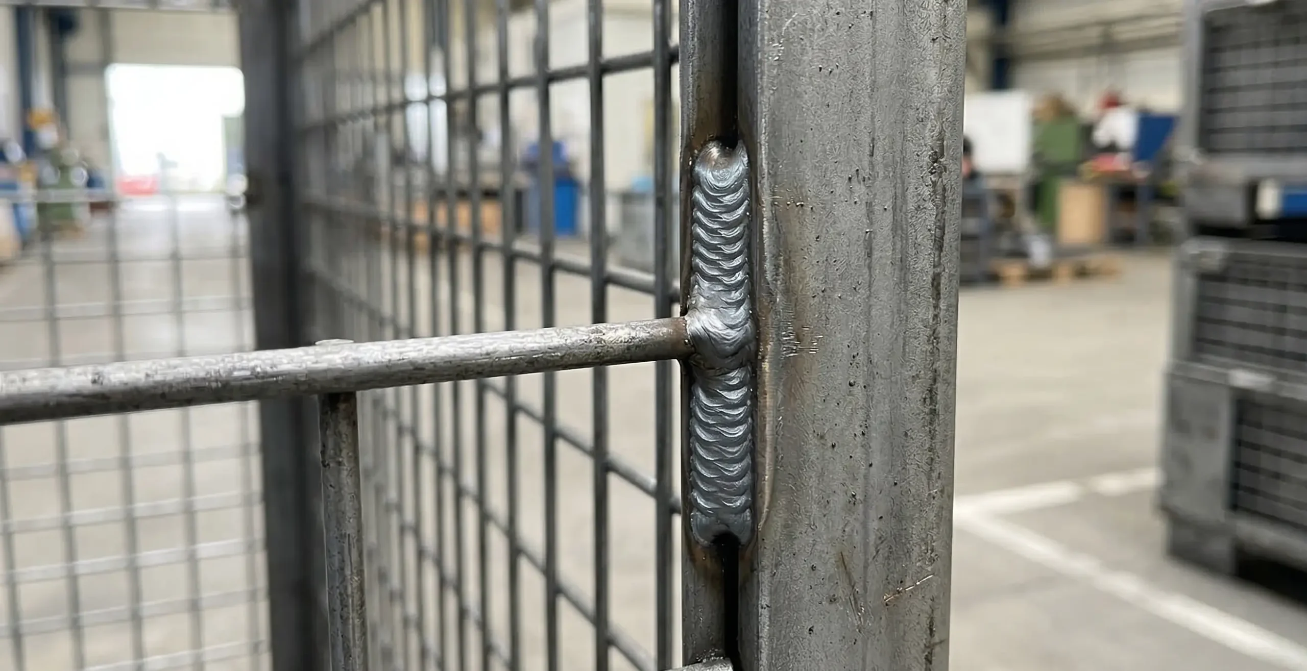 Jak sprawdzić jakość spawu w pojemniku siatkowym?